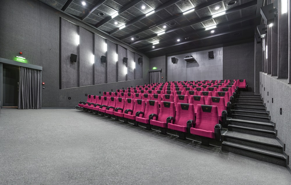 چراغ لب پله سالن سینمایی اکومال کرج